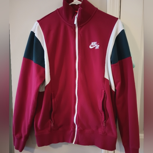 Vintage Nike zip up jacket with pockets on the sides. - Picture 1 of 8